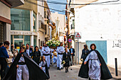 Einheimische bei der Semana Santa Osterprozession, Pego, Provinz Valencia, Spanien