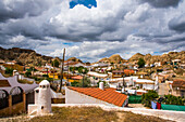 größte Ansammlung von Wohnhöhlen, im Tuffstein, Guadix, Provinz Granada, Andalusien, Spanien