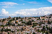 Blick von der Alhambra, auf Kirche San Nicolas und Palacio Dar al Hora, Granada, Provinz Granada, Andalusien, Spanien