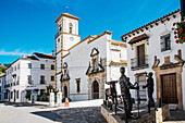 Skulpturen der Stierkampfszene, Weißes Dorf mit Kirche in der Stadtmitte, Grazalema, in der Sierra de Grazalema, Provinz Cadiz, Andalusien, Spanien