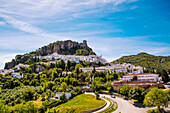 Weißes Dorf mit Burg, in der Sierra Margarita, am Stausee, Zahara de la Sierra, Naturpark Sierra de Grazalema, Provinz Cadiz, Andalusien, Spanien