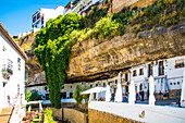 Geschäfte und Wohnungen in Felsen gehauen, Weißes Dorf, Setenil de las Bodegas, Ruta de los Pueblos Blancos, Provinz Cadiz, Andalusien, Spanien