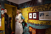  Costumed tour guide explains exhibits in the Brothers Grimm House Museum, Steinau an der Straße, Spessart-Mainland, Hesse, Germany 