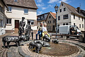  People at the fountain &quot;Am Säumarkt&quot; in the old town, Steinau an der Straße, Spessart-Mainland, Hesse, Germany 