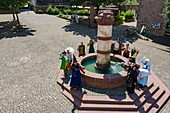 Luftaufnahme der Märchenfiguren der Brüder Grimm, die um den Märchenbrunnen in der Altstadt stehen, Steinau an der Straße, Spessart-Mainland, Hessen, Deutschland