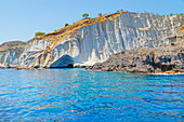  Felsformationen an der Südküste der Insel Milos, Kleftiko, Insel Milos, Kykladen, Griechenland 