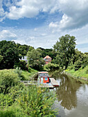 Ein schwimmendes Café auf der Jeetzel in Hitzacker, Niedersachsen, Deutschland