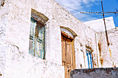 verlassenes Haus mit verschiedenfarbigen Türen und Fensterläden in der Altstadt in Chorió auf der Insel Kalymnos (Kalimnos) in Griechenland