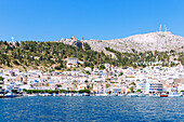 Inselhauptstadt Póthia, Kloster Agíou Savvas auf dem Hügel über Pothia mit Hafen auf der Insel Kalymnos (Kalimnos) in Griechenland