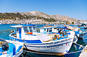 Inselhauptstadt Póthia, Fischerboote im Hafen und Kloster Agíou Savvas auf dem Hügel über Pothia auf der Insel Kalymnos (Kalimnos) in Griechenland