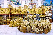 Souvenirgeschäft mit Naturschwämmen in Póthia auf der Insel Kalymnos (Kalimnos) in Griechenland