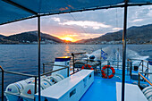 Blick auf den Sonnenuntergang hinter Póthia auf der Insel Kalymnos (Kalimnos) in Griechenland von der Fähre zur Insel Kos