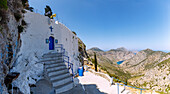 Kloster Panagìa Psilí in den Felsen hoch über dem Ort Metóchi auf der Insel Kalymnos (Kalimnos) in Griechenland