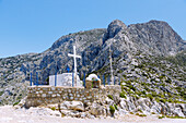 Kapelle Stavrós am Wanderweg zum Kloster Panagìa Psilí in den Felsen hoch über dem Ort Metóchi auf der Insel Kalymnos (Kalimnos) in Griechenland