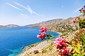 Küstenlandschaft bei Skalia mit Blick auf Plaka Beach und die Halbinsel Palioníssi auf der Insel Kalymnos (Kalimnos) in Griechenland