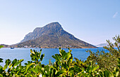 Insel Telendos (Nisí Télendos) vor der Küste von Myrtiés mit Sandstrand und Hafen auf der Insel Kálymnos (Kalimnos) in Griechenland