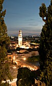 Blick vom Castel San Pietro zur Brücke Ponte del Pietra am Abend, Verona, Veneto, Italien