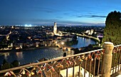 Blick vom Castel San Pietro bei Nacht, Verona, Veneto, Nord-Italien