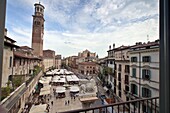 Piazza delle Erbe mit Torre dei Lamberti, Verona, Veneto, Nord-Italien, Italien