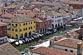 Blick aus der Luft auf die Boote im Kanal zwischen den Häuserzeilen, Chioggia, Lagune von Venedig, Veneto, Italien