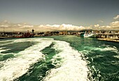 Fahrspur der Schnellfähre der Reederei Balearia nach Ceuta, im Hintergrund der Hafen von Algeciras, Spanien