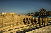 Innenhof der Murallas Reales, der königlichen Mauern in Ceuta, im Hintergrund die Türme der Kathedrale, nordafrikanische Küste, Spanien