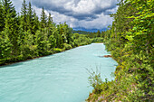 Gewitterwolken über der Isar zwischen Mittenwald und Krün, Bayern, Deutschland