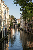  Häuser am Wasser am Oudegracht-Kanal im Zentrum von Utrecht, Niederlande 