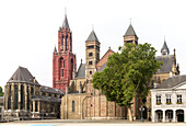  Sint Janskerk und Sint Servaasbasiliek, Vrijthof-Platz, Maastricht, Provinz Limburg, Niederlande 