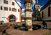  Kumpen with fairytale fountain, town hall and St. Catherine&#39;s Church in the background, Steinau ad Straße, Hesse, Germany 
