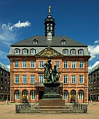  Monument to Jacob and Wilhelm Grimm in front of the town hall on the market square in Hanau, Hesse, Germany 