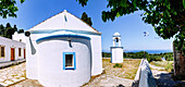 Kirche Agios Dimitrios mit Glockenturm im Bergdorf Chaichoutes auf der Insel Kos in Griechenland