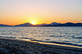 Sonnenuntergang hinter der türkischen Küste am Strand von Tigaki (Tingaki) auf der Insel Kos in Griechenland