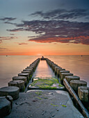 Buhne am Strand von Ahrenshoop bei Sonnenuntergang, Ahrenshoop, Ostsee, Fischland, Darß, Zingst, Mecklenburg-Vorpommern, Landesteil Vorpommern, Deutschland, Europa