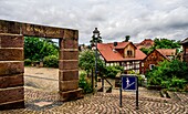  Fairytale Square in Niederzwehren, view of half-timbered houses in the fairytale quarter, in the background the Dorothea Viehmann School, Kassel, Hesse, Germany l 