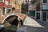 Brücke über einen kleinen Kanal in der Altstadt von Venedig, Venedig, Venetien, Norditalien, Italien, Europa