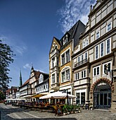  Outdoor dining in Osterstraße, old town of Hameln, Lower Saxony, Germany 