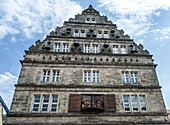 Darbietung des Figurenspiels am Hochzeitshaus, Rattenfänger von Hameln, Altstadt von Hameln, Niedersachsen, Deutschland