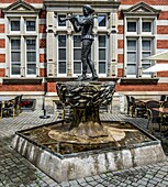  Pied Piper Fountain in Osterstrasse, Old Town of Hameln, Lower Saxony, Germany 