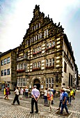  City tour with the Pied Piper of Hamelin in front of the Pied Piper&#39;s House, Osterstraße, Old Town of Hamelin, Lower Saxony, Germany 