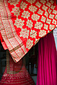 Pune, Indien, Sari, Brautmode im Schaufenster