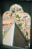  Gouda, Niederlande, Blick auf die Stadt aus einem Kirchenfenster 