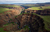  Fluss in tiefer Schlucht im Plateau, staatliches Naturschutzgebiet Putoransky, Putorana-Plateau, Sibirien, Russland 