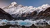  Eisberge im Winter im See, Hooker-Gletscher, Mount Cook Nationalpark, Neuseeland 