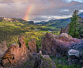  San Juan River Valley mit Regenbogen vom Wolf Creek Pass aus gesehen, Weminuche Wilderness, Colorado 