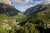  Blick auf die riesige Kalksteinschlucht, Vikos-Schlucht, Vikos-Nationalpark, Epirus, Nordwestgriechenland 