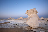  Erodierte Felsformationen in der Wüste bei Sonnenuntergang, White Desert National Park, Libysche Wüste, Ägypten 