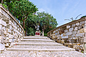 Bronzestatue des Hippokrates am Aufgang zur Platane des Hippokrates in Kos-Stadt auf der Insel Kos in Griechenland