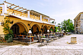 Platia Planou mit Kafenion am Justizpalast und Blick auf antikes Hamam in Kos-Stadt auf der Insel Kos in Griechenland