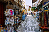 Einkaufsstraße Odos Ifestou mit Souvenirshops in Kos-Stadt auf der Insel Kos in Griechenland